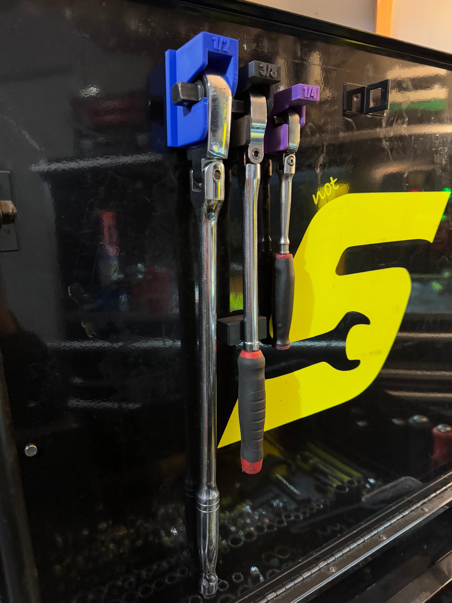 Magnetic Ratchet Hanger V1