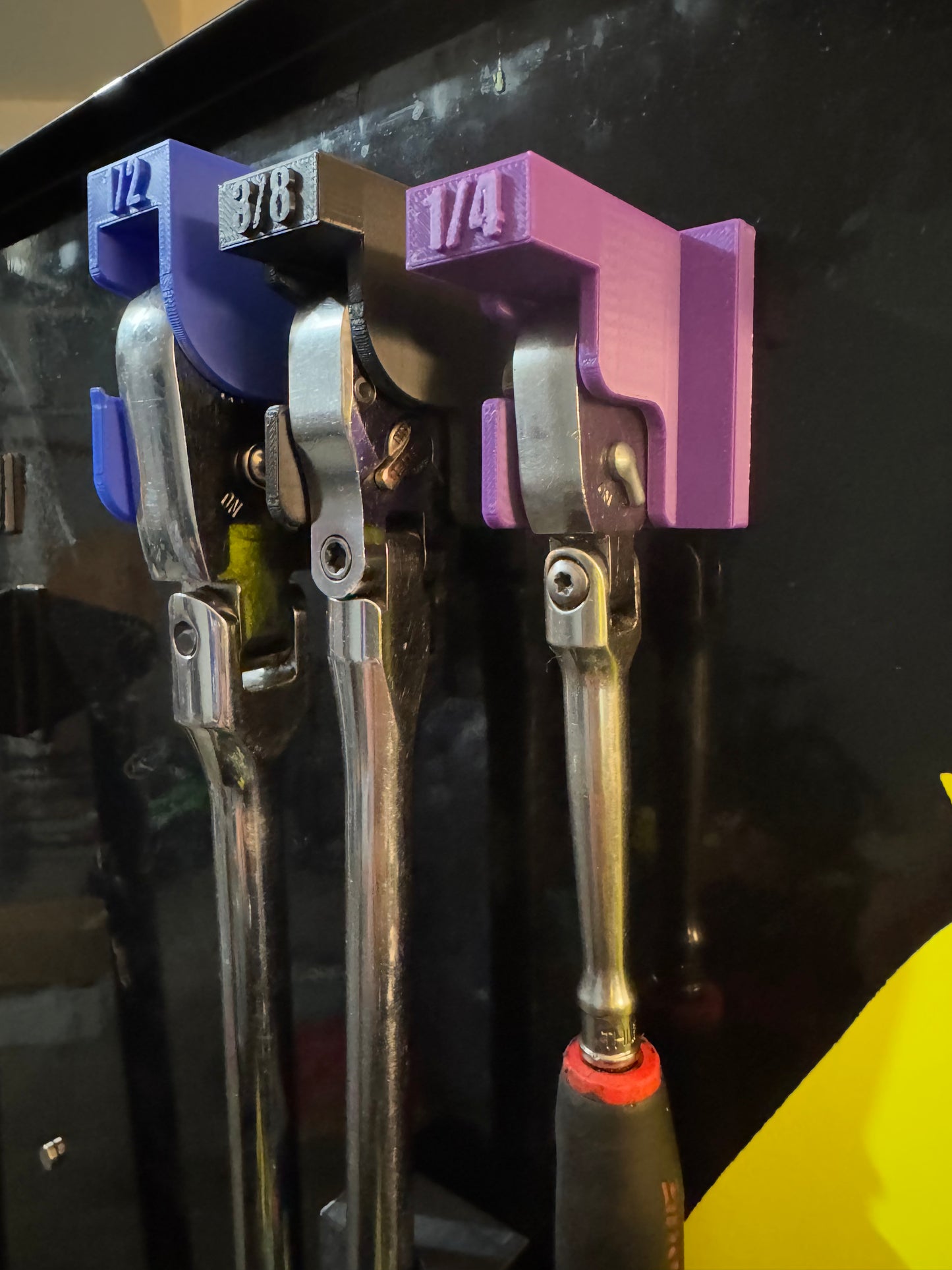 Magnetic Ratchet Hanger V1
